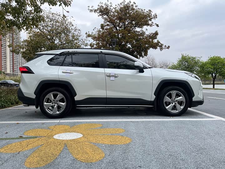 Toyota RAV4, 2021 — фото 7 из 9