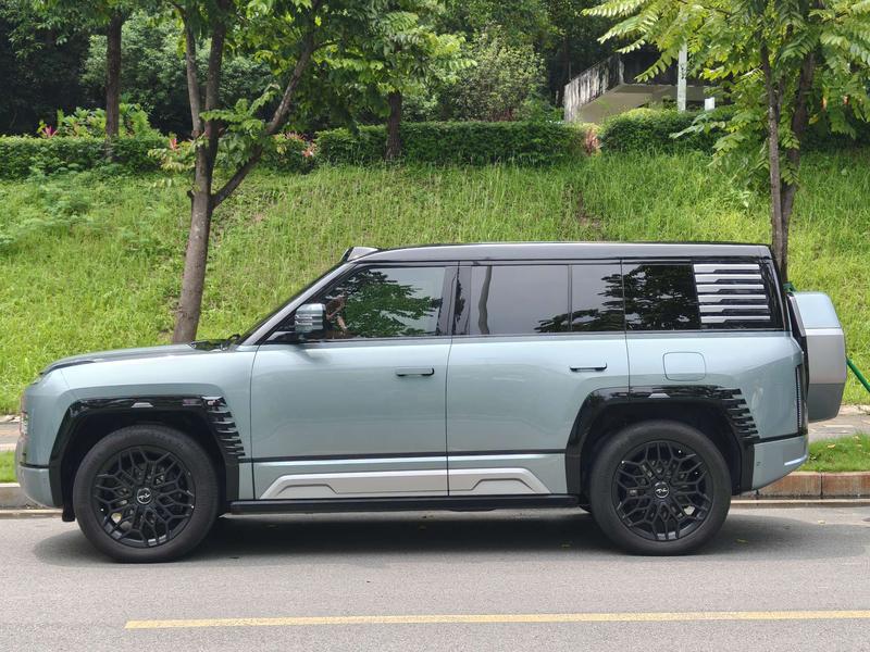 BYD Yangwang U8, 2023 — фото 3 из 12