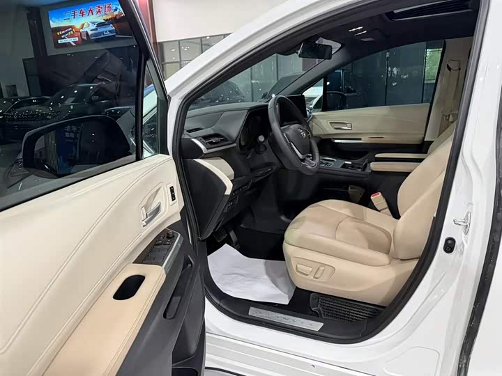 Toyota Granvia, 2023 — фото 6 из 9