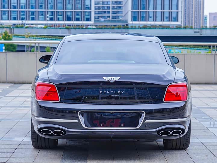 Bentley Flying Spur Hybrid, 2023 — фото 5 из 9