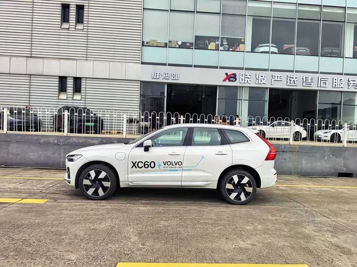 Volvo XC60 Hybrid, 2024 — фото 3 из 9