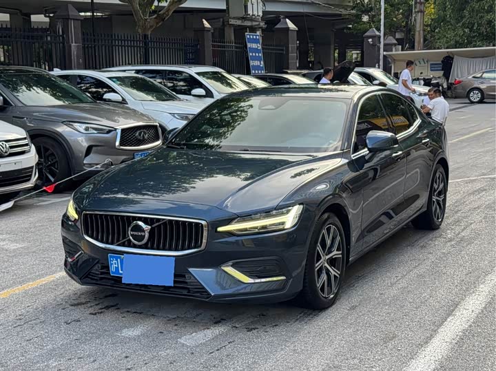 Volvo S60, 2022 — фото 2 из 9