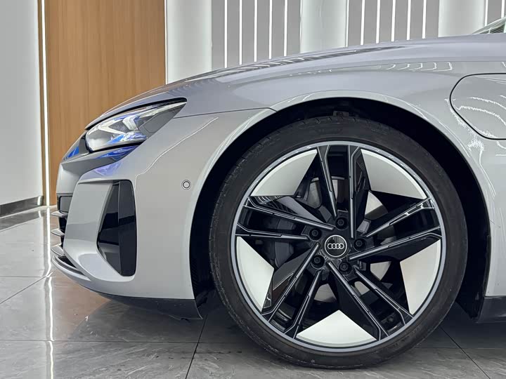 Audi e-tron GT, 2024 — фото 6 из 9