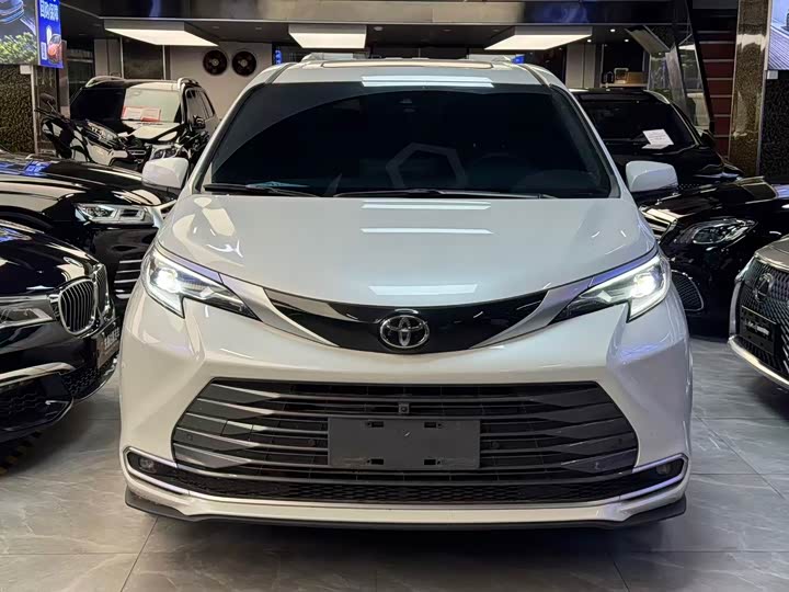 Toyota Sienna, 2025 — фото 2 из 9