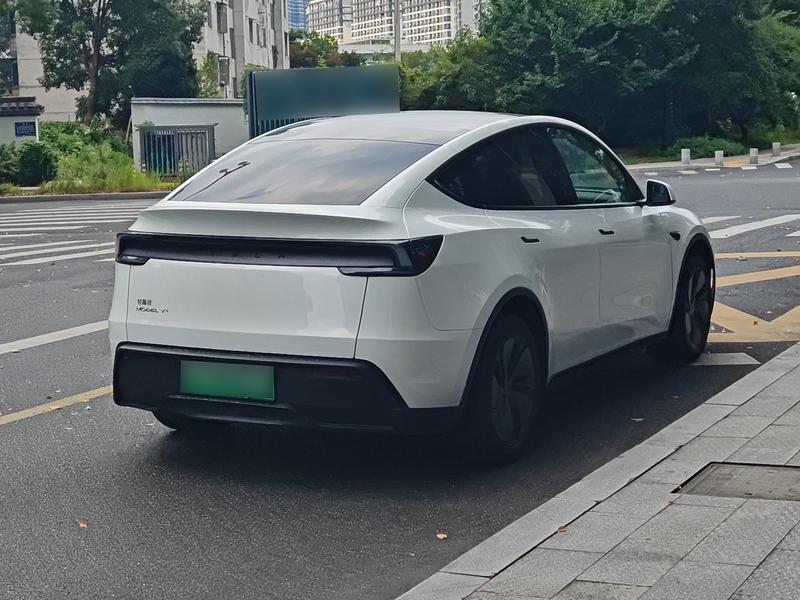 Tesla Model Y, 2025 — фото 7 из 11