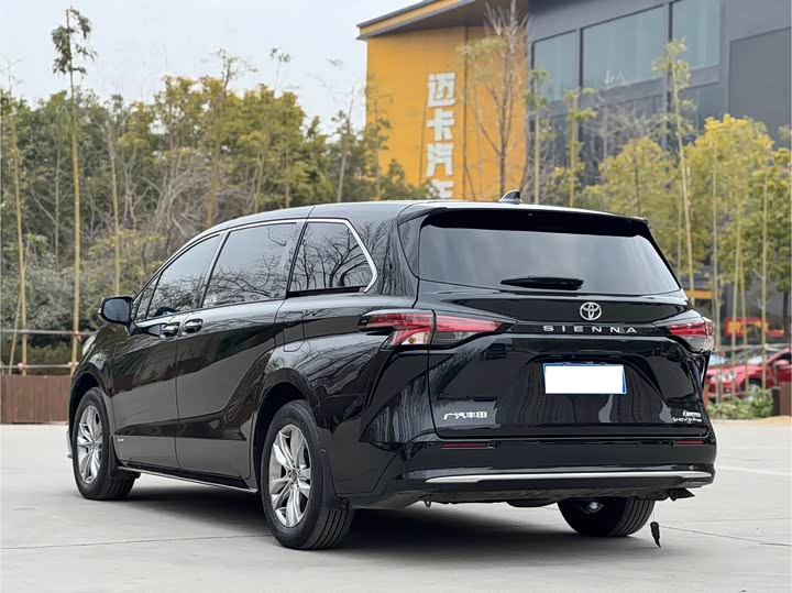 Toyota Sienna, 2024 — фото 6 из 9