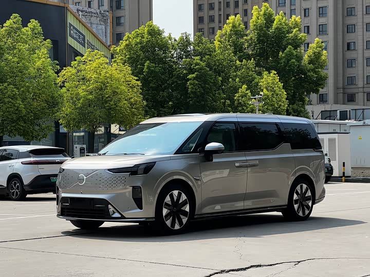 Volvo EM90, 2023 — купить в Владимире под ключ