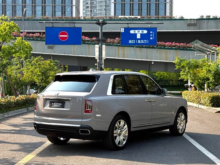 Rolls-Royce Cullinan, 2022 — фото 7 из 9