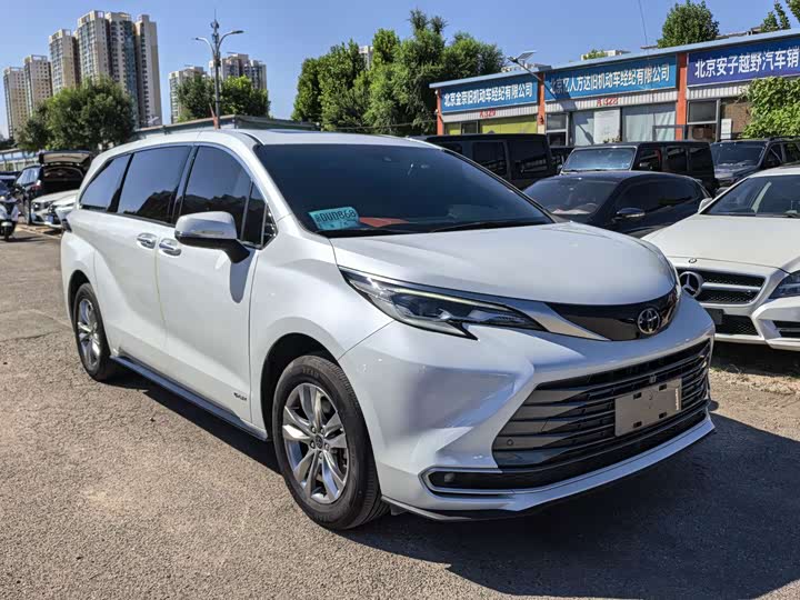 Toyota Sienna, 2024 — фото 3 из 9