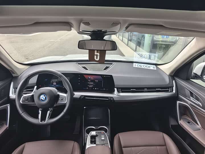BMW iX1, 2025 — фото 8 из 9
