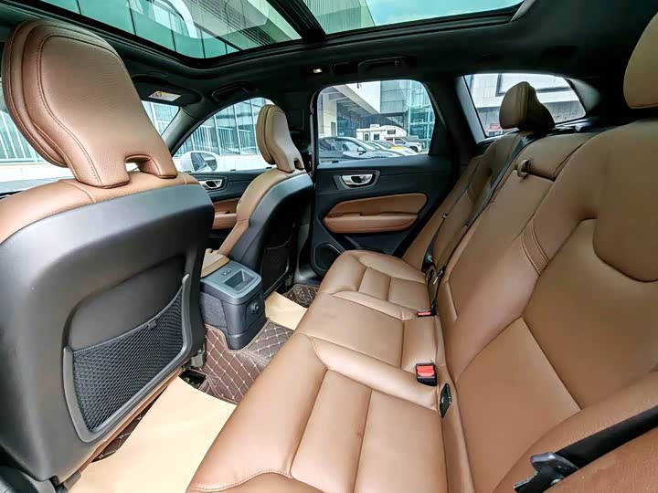 Volvo XC60 Hybrid, 2023 — фото 6 из 9