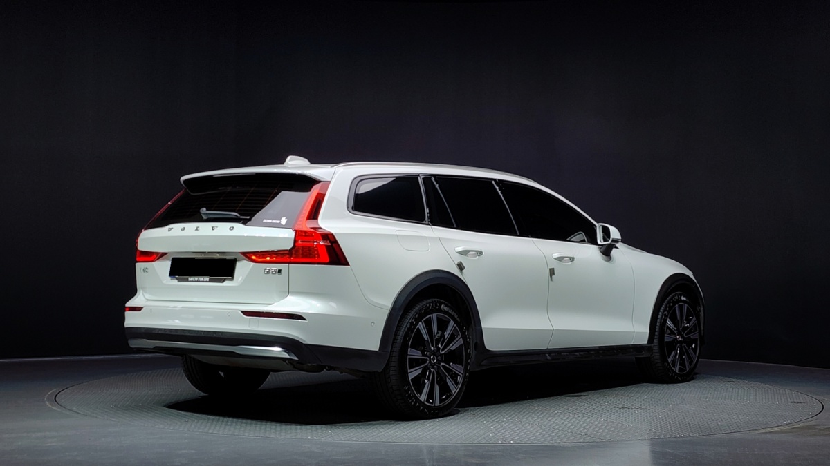 Volvo V60, 2022 — фото 2 из 12