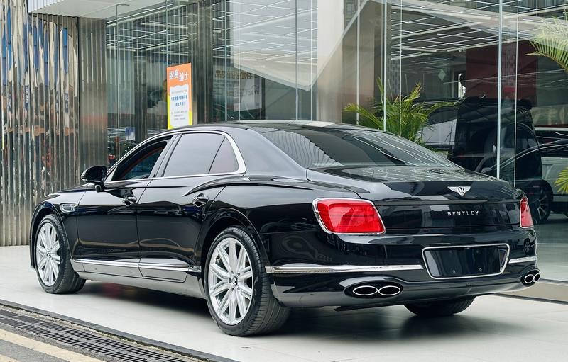 Bentley Flying Spur, 2023 — фото 3 из 11