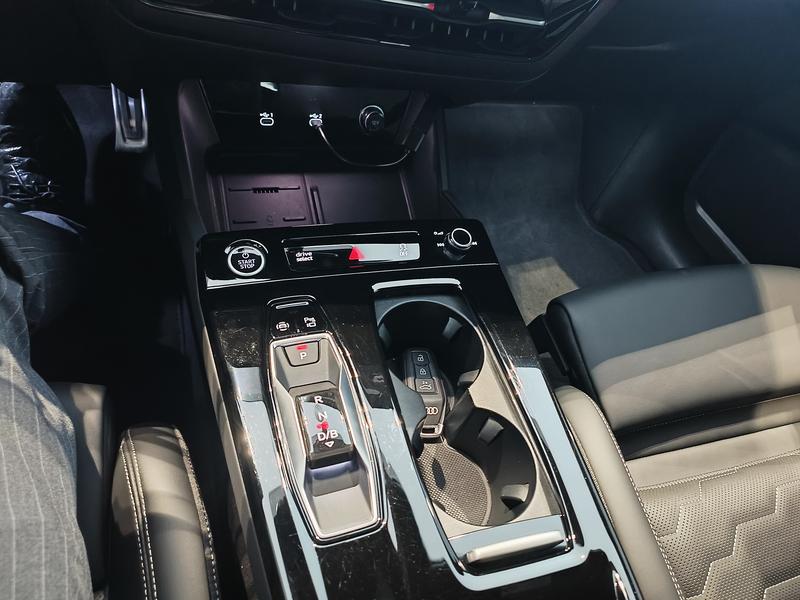 Audi Q6L e-tron, 2025 — фото 9 из 12