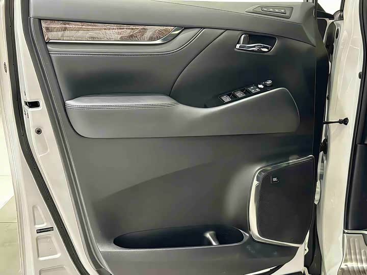 Toyota Alphard, 2022 — фото 8 из 9