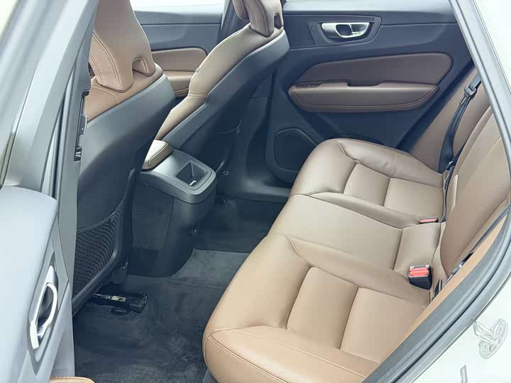 Volvo XC60, 2023 — фото 6 из 9