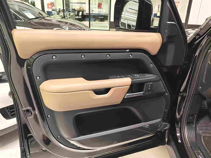 Land Rover Defender, 2025 — фото 6 из 9