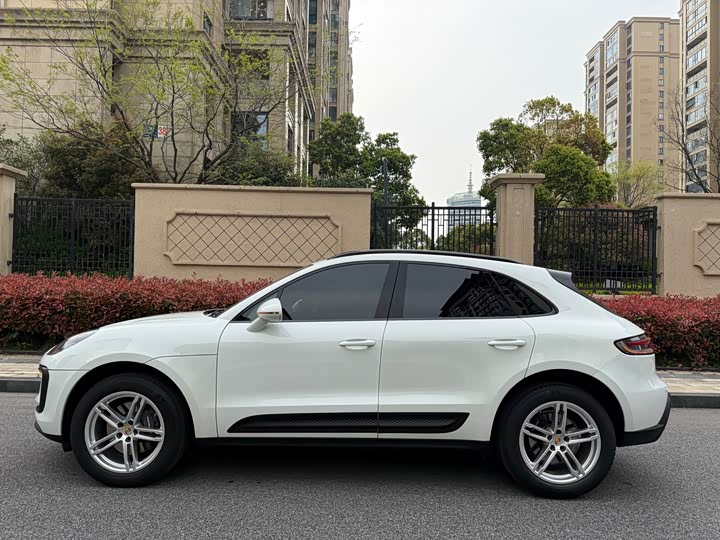 Porsche Macan, 2024 — фото 8 из 9