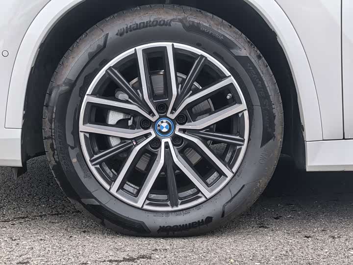 BMW iX1, 2025 — фото 6 из 9