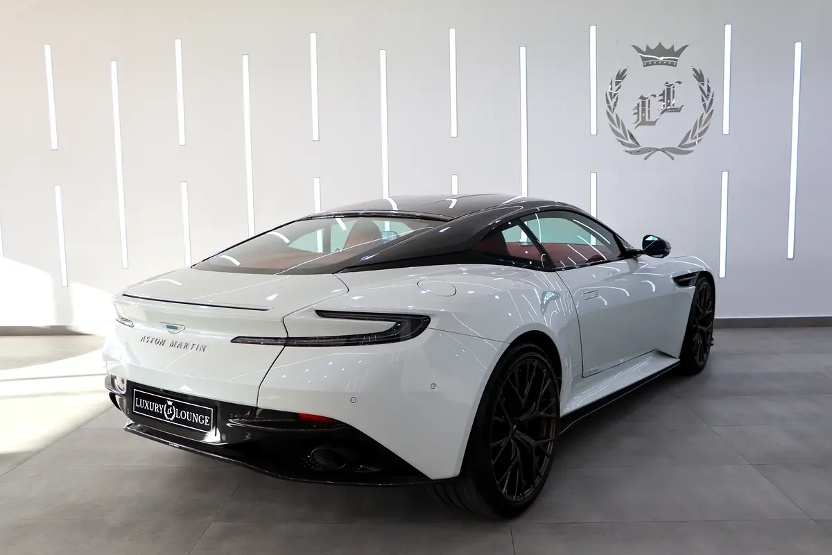 Aston Martin DB12, 2024 — фото 8 из 10