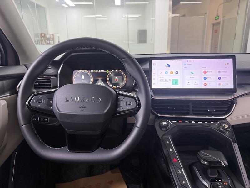 Lynk & Co 06 EM-P Hybrid, 2023 — фото 8 из 12