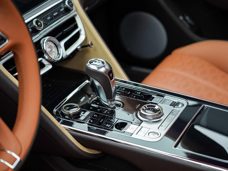 Bentley Flying Spur Hybrid, 2025 — фото 8 из 12