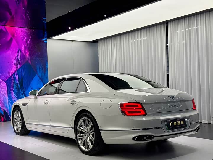 Bentley Flying Spur Hybrid, 2023 — фото 4 из 9