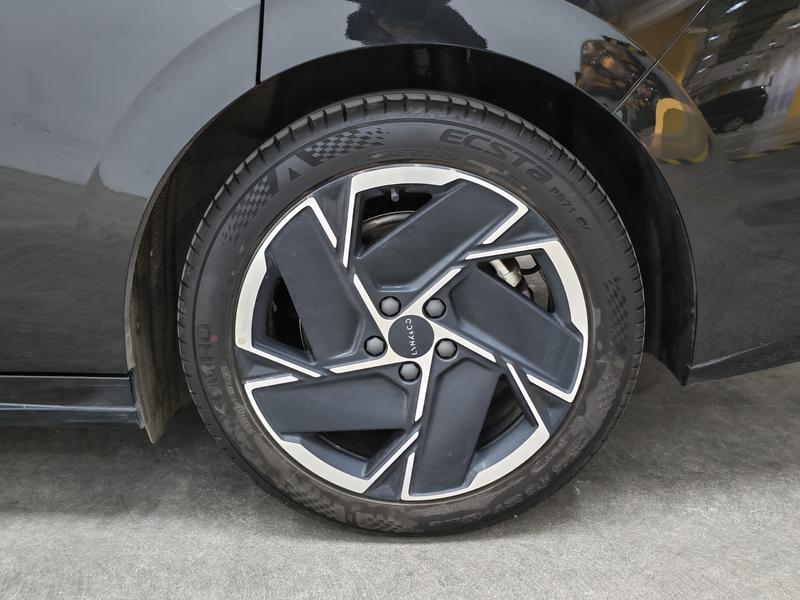 Lynk & Co 07 EM-P Hybrid, 2024 — фото 11 из 12