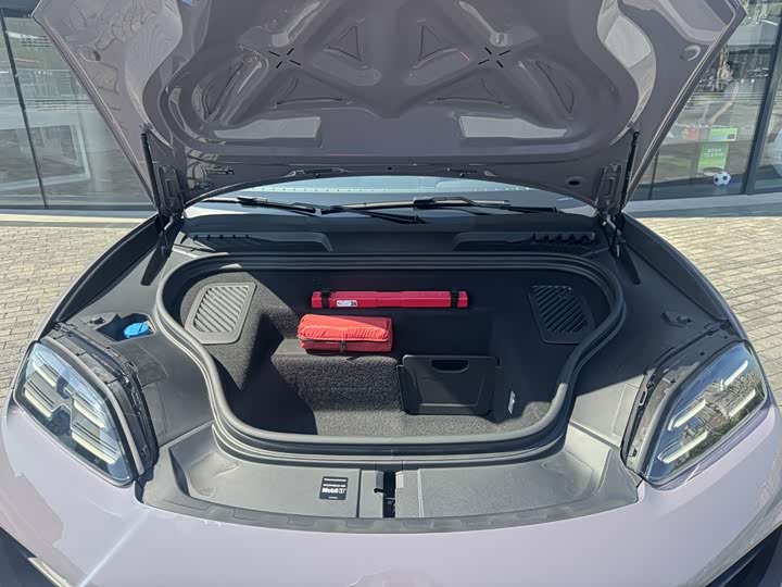 Porsche Macan EV, 2025 — фото 9 из 9