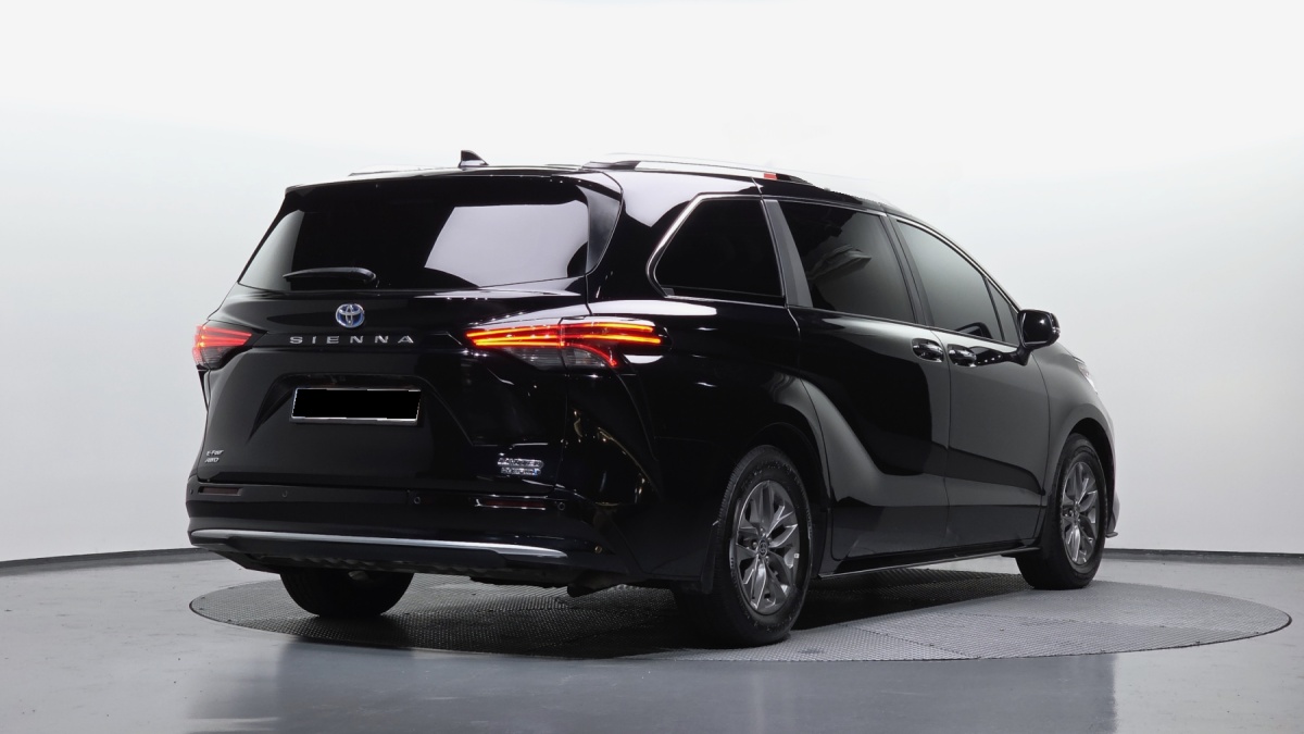 Toyota Sienna, 2023 — фото 2 из 12