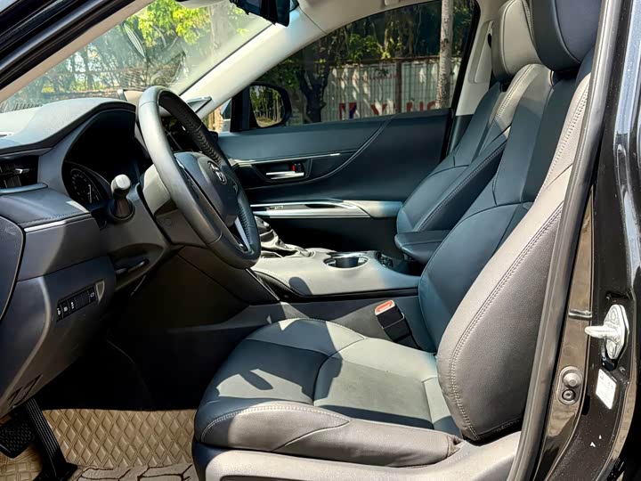 Toyota Venza, 2023 — фото 8 из 9
