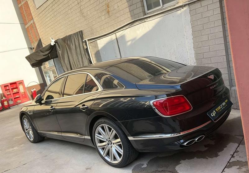 Bentley Flying Spur, 2023 — фото 2 из 6