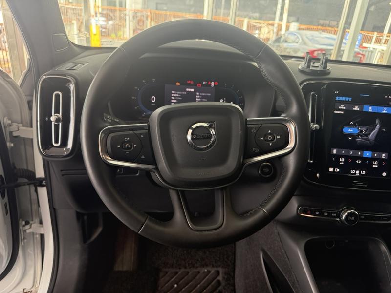 Volvo XC40, 2024 — фото 10 из 12