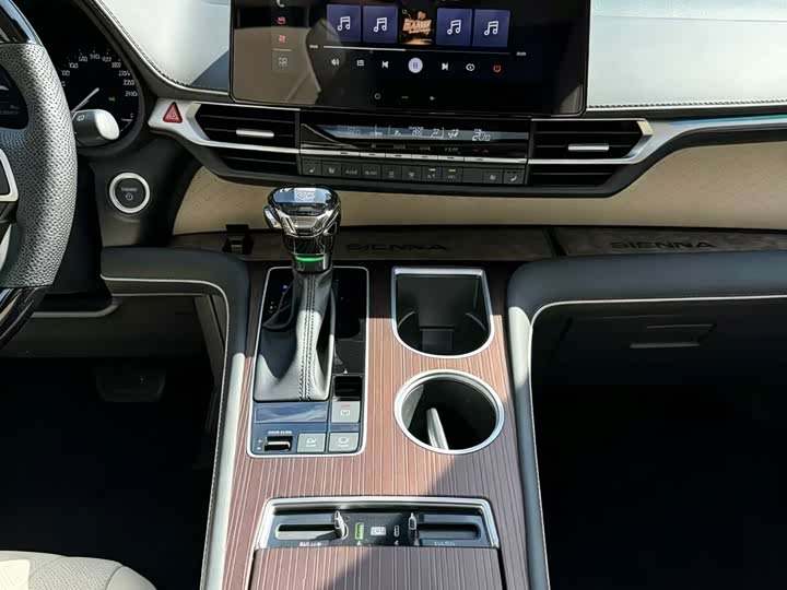 Toyota Sienna, 2025 — фото 6 из 9