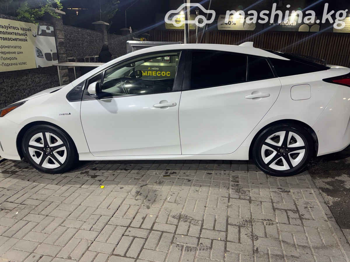 Toyota Prius, 2022 — фото 2 из 3