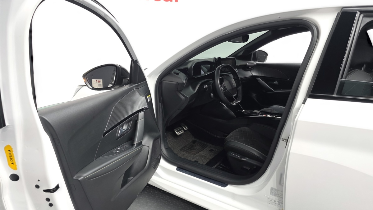 Peugeot 208, 2023 — фото 10 из 12