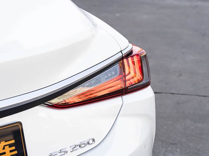 Lexus ES, 2022 — фото 7 из 9
