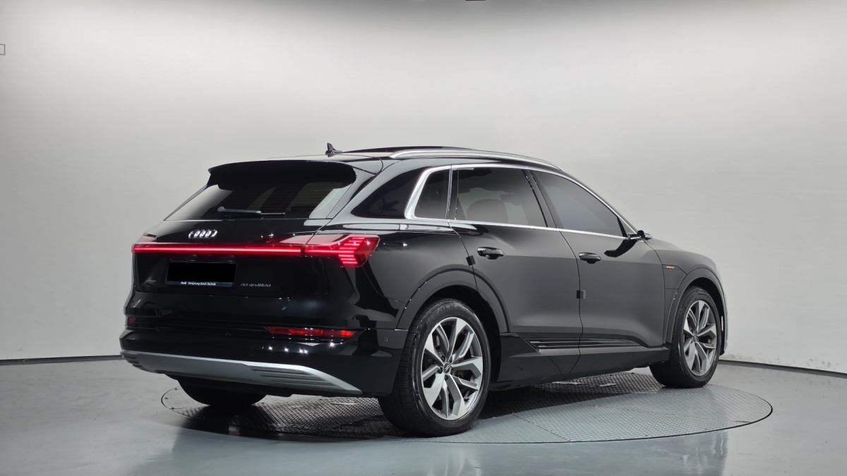 Audi e-tron, 2022 — фото 2 из 12