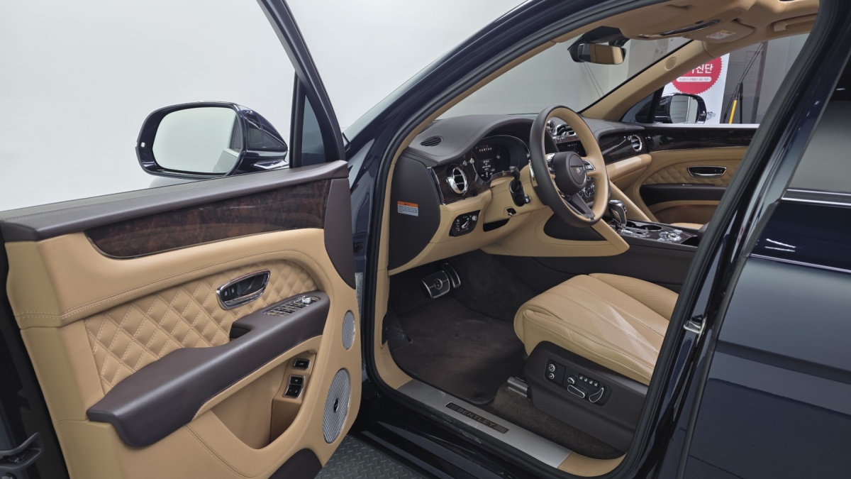 Bentley Bentayga, 2022 — фото 10 из 12