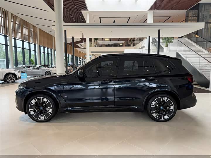 BMW iX3, 2024 — фото 3 из 9