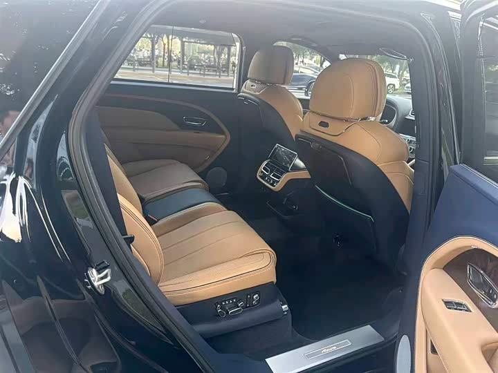 Bentley Bentayga, 2023 — фото 3 из 3
