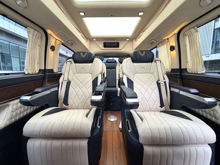 Mercedes-Benz V-Class, 2023 — фото 8 из 9