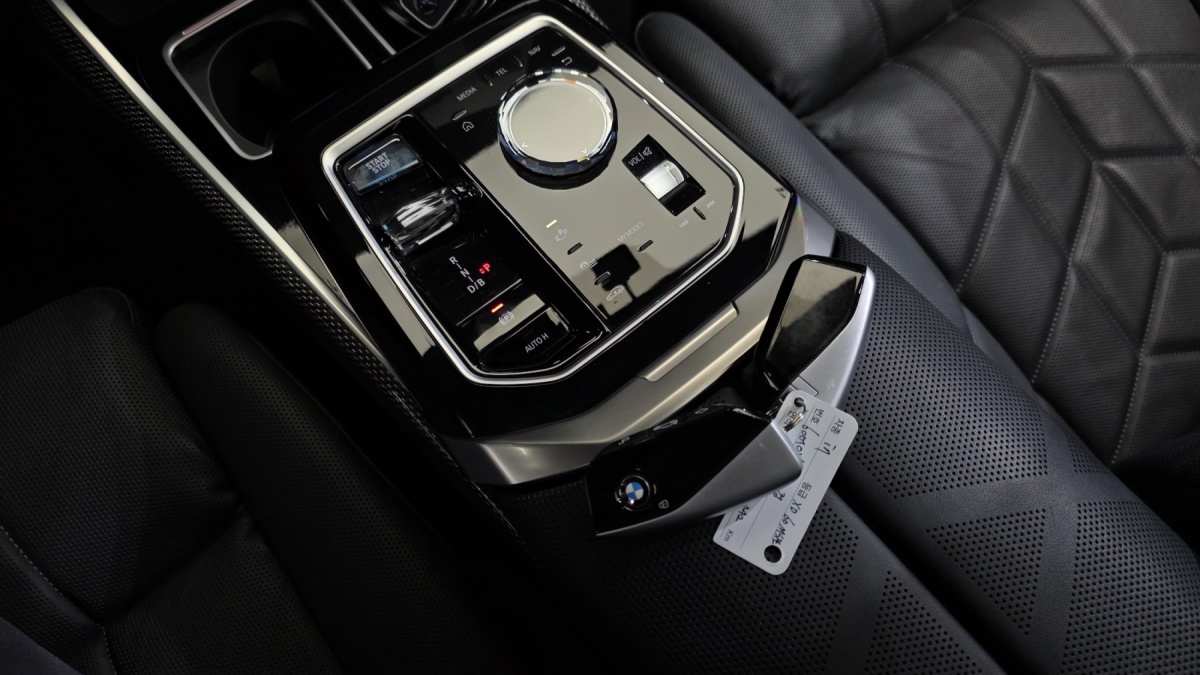 BMW i7, 2023 — фото 9 из 12