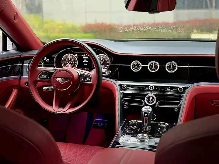 Bentley Flying Spur Hybrid, 2022 — фото 7 из 7