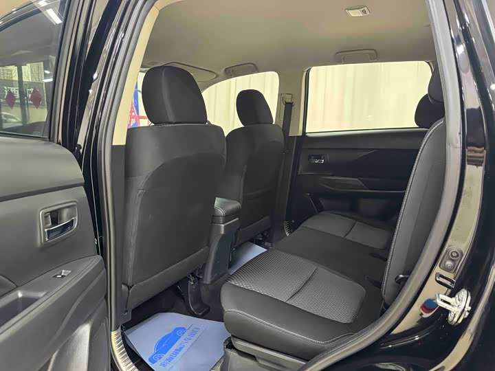 Mitsubishi Outlander, 2021 — фото 8 из 9