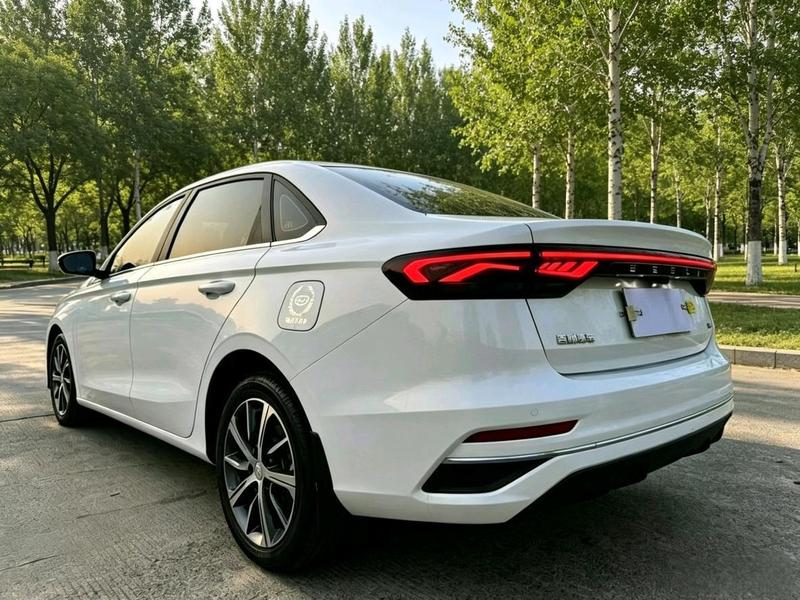 Geely Emgrand, 2023 — фото 4 из 11