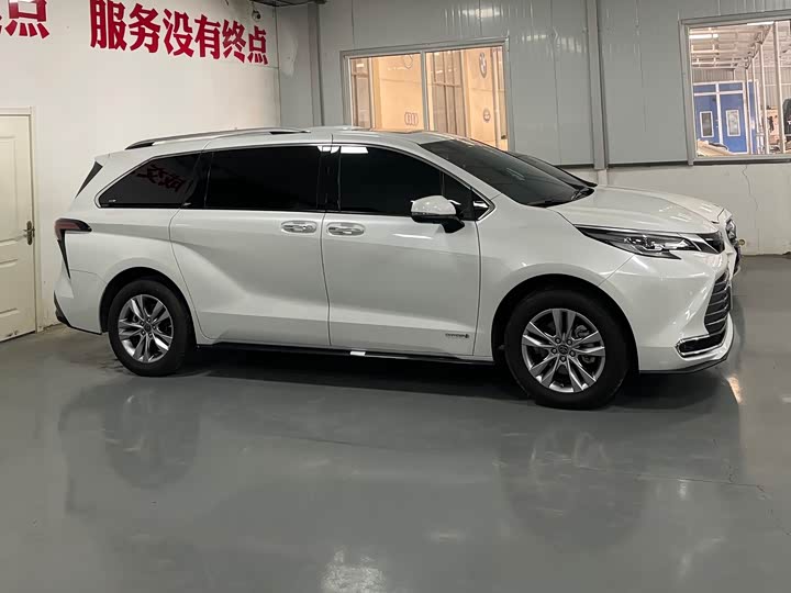 Toyota Sienna, 2022 — фото 3 из 9