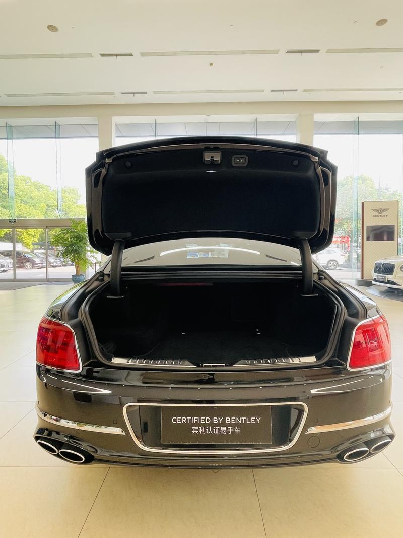 Bentley Flying Spur Hybrid, 2024 — фото 5 из 12