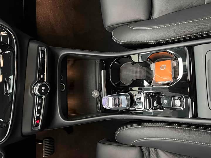 Volvo XC40, 2023 — фото 5 из 9