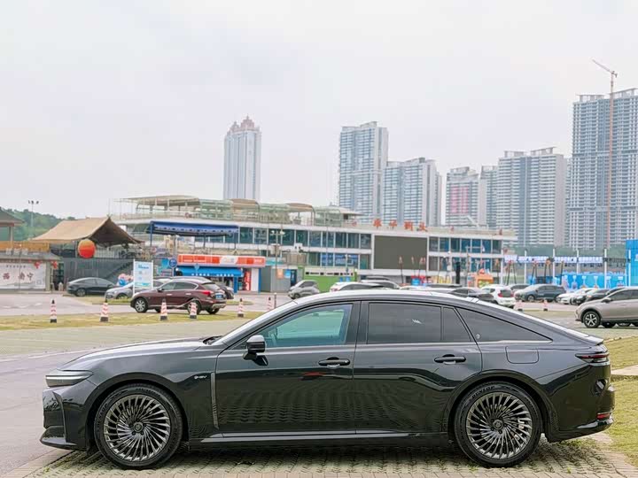 Toyota Crown Sedan, 2024 — фото 7 из 9